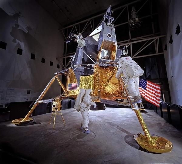 Tüm bunlar içine katıldığında Apollo programının maliyetinin yaklaşık 25 milyar dolar olduğu tahmin ediliyor.