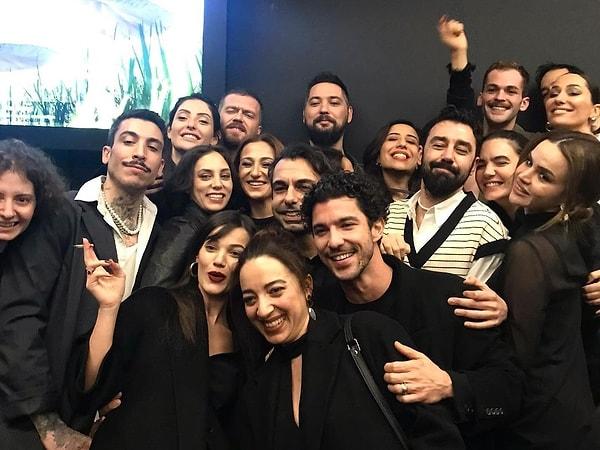Kaan Yıldırım başrolünde bulunduğu İyi Bir Aile Değiliz filminin galasında sevgilisi Pınar Deniz'in de bulunduğu kutlama pozunu paylaştı.