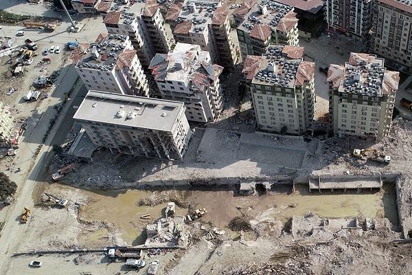 12 katlı binanın yıkılmasıyla, 269 kişi hayatını kaybetti. Binanın müteahhidi ise İstanbul Havalimanı'nda yakalandı.