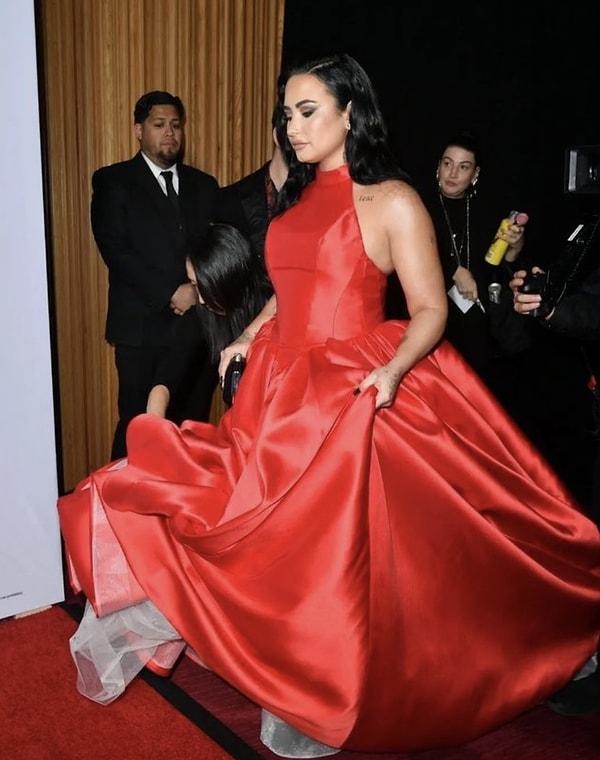 Geçtiğimiz günlerde Amerikan Kalp Derneği'nin New York'taki "Go Red for Women Kırmızı Elbise Koleksiyonu Konseri"'nde sahne almadan önce kırmızı halıda elbiseyle baş döndürdü.