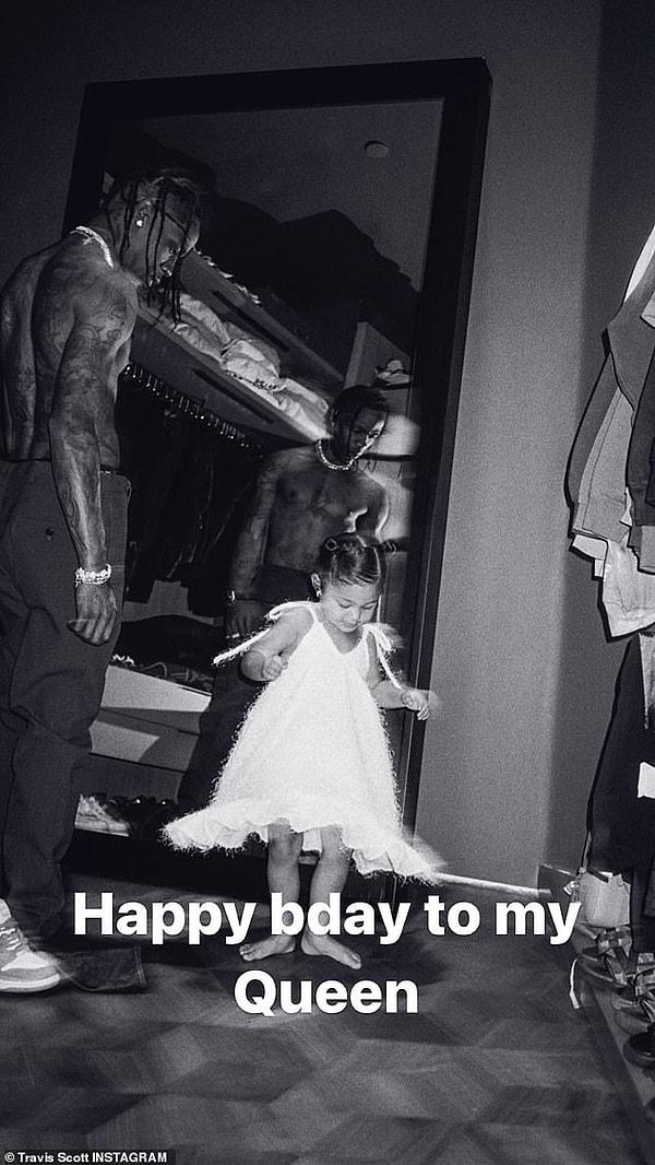 Stormi'nin babası Travis Scott ise kızının doğum gününü "kraliçemin doğum günü kutlu olsun" notunu düşerek bu fotoğrafla kutladı.