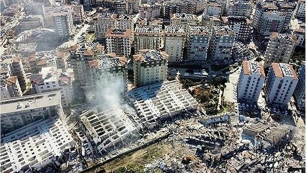 6 Şubat Kahramanmaraş depremlerinde 269 kişinin hayatını kaybettiği Rönesans Rezidans'ın soruşturması tamamlandı. NTV'nin aktardığına göre, hazırlanan iddianamede Karadeniz Teknik Üniversitesi’nin hazırladığı bilirkişi raporuna da yer verildi.