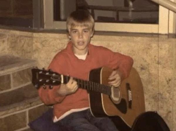 13 yaşında sokaklarda gitar çalan Justin'den başka bir kare👇