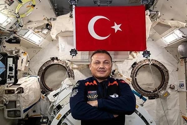 Türkiye'nin ilk astronotu Alper Gezeravcı'nın dünyaya dönüş yolculuğu ertelendi.