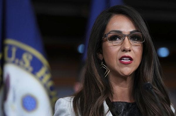 Colorado'nun Cumhuriyetçi Temsilciler Meclisi üyesi Lauren Boebert ise sınıra "timsah dolu hendekler" kazılması önerisini seve seve destekleyeceğini söyledi.