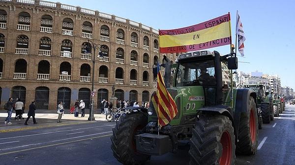 İspanyol çiftçiler, Fransa'daki benzer sebeplerle eylem yapmaya başladı ve bugün İspanya Tarım Bakanı Luis Planas ile görüşmelerinin ardından protestolarını sürdürme kararı aldılar.