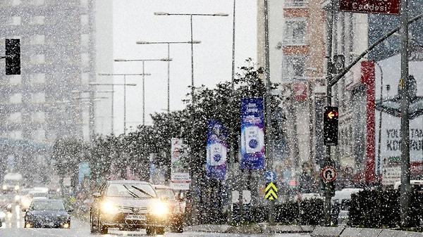 Hürriyet’ten Fulya Solbaş, Prof. Dr. Orhan Şen’e İstanbul’da beklenen kar yağışının neden gerçekleşmediğini sordu.