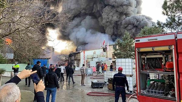 Yangına ilişkin açıklamalarda bulunan Kocaeli Büyükşehir Belediye Başkanı Tahir Büyükakın, "Çok büyük bir alanda yangın var. 20 bin metrekare kapalı alanı olan fabrika" dedi.