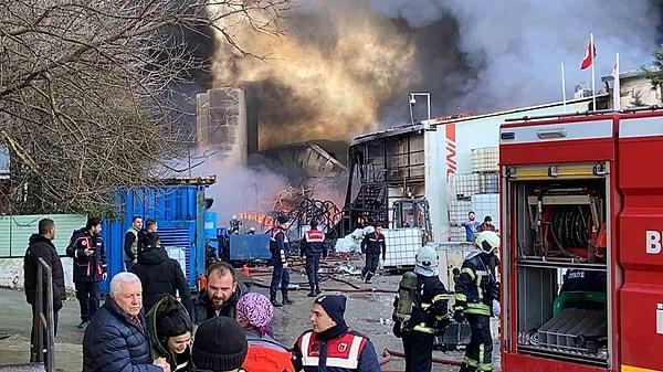 Kocaeli'nin Gebze ilçesine bağlı Pelitli bölgesindeki bir kimya fabrikasında saat 13.00 sıralarında yangın çıktı.
