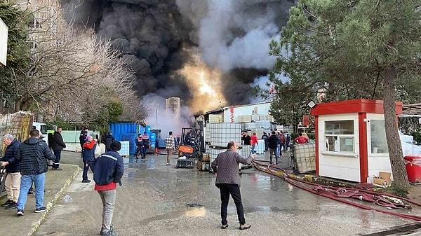 200 kişinin çalıştığı fabrikada çıkan yangına, İstanbul Büyükşehir Belediyesi ile çevre ilçelerden gelen takviye itfaiye ekipleri müdahale etti.