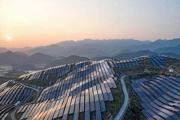 1. Gonghe Talatan Güneş Enerjisi Santrali - Çin
