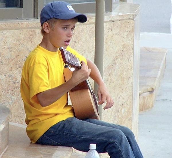Justin Bieber demişken, ilk şarkısını söylediği bu merdivenleri hatırlıyor musunuz?