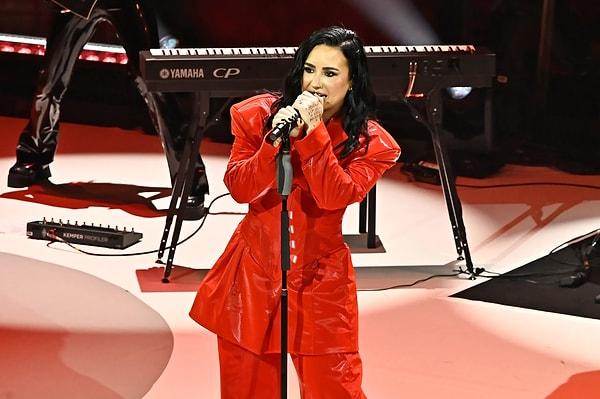 Şunu da belirtelim: Demi Lovato kalp krizi geçirmiş ve neyse ki kurtulmuştu. Bu yüzden şarkının kendisi için önemli olduğunu söyleyenler var...