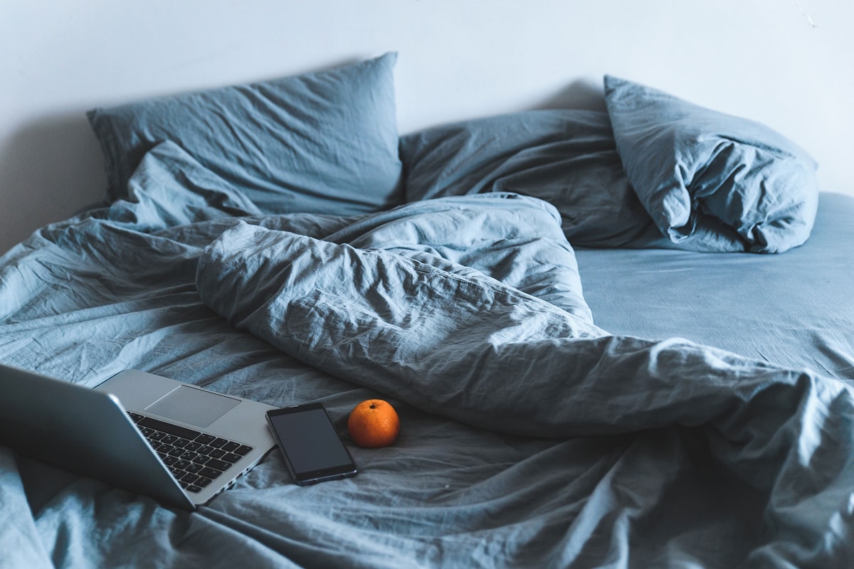 From bed. Кровать в интерьере спальни. Постель вид сверху. Постель вид сверху. From bed.