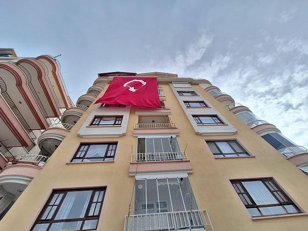 Şehit Pilot Emniyet Amiri Cemil Gülen'in baba evine acı haber ulaşması sonrası, mahalleye Türk bayrakları asıldı.