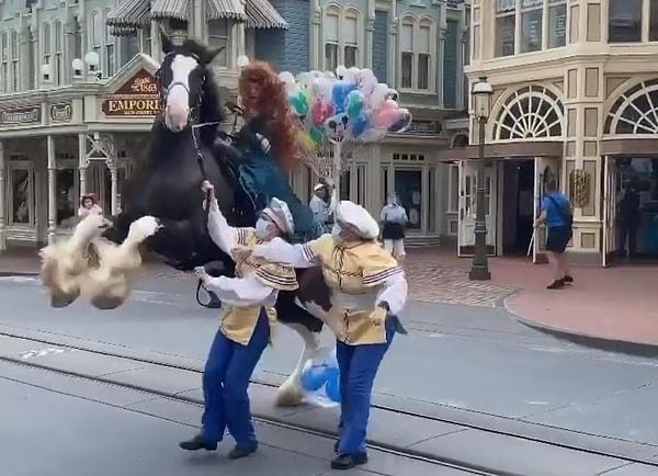 Disneyland'da at üzerinde Merida kostümlü kadını gören bir çocuk, kadına balonunu vermek istedi fakat balon atın ayağına dolandı.