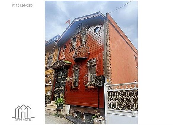 Beykoz'da tarihi bir evin kirası gündem oldu. Sahibinden sitesinde aynı evin farklı tarihlerde, farklı emlak firmaları tarafından ilana verildiği  fakat fiyatı arasından uçurum olduğu görüldü.
