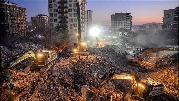 Şazibey Mahallesi Ali Sezai Bulvarı’ndaki 22 bloktan oluşan Ebrar Sitesi'nin bazı bloklarının yıkılma anı felaketi adeta yeniden yaşattı.