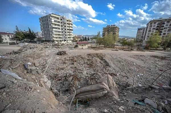 Azerbaycan Bulvarı’ndaki yüksek katlı binaların yıkılma anı ve bir marketten çıkan bir kişinin binanın yıkılması esnasında dışarı çıkması da görüntülere yansıyan diğer önemli anlardı.