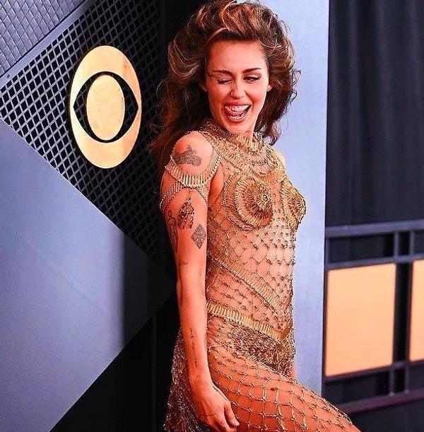 Gecenin en iddialı isimlerinden olan Miley Cyrus 'Flowers' şarkısıyla ilk defa Grammy ödülüne layık görüldü.