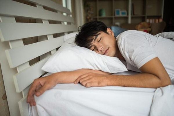 Uykusuzluk kişinin fiziksel görünümünde de etkisini gösterebileceğinden, tam bir gece uykusunun da hayati önem taşıdığını belirtiyor Swain.