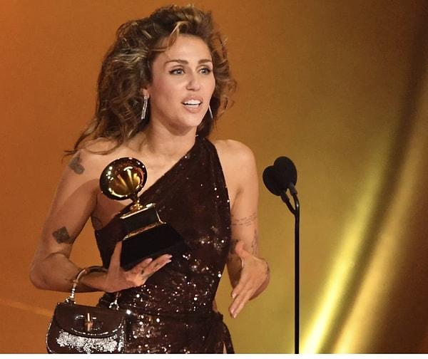 2. Yılın Kaydı ödülünü Miley Cyrus, ‘Flowers’ ile kazandı ve ilk Grammy ödülüne kavuştu.