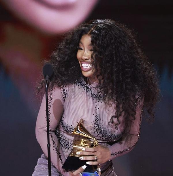 9. En iyi yenilikçi R&B albümü ödülünü SZA "SOS" isimli albümü ile aldı.