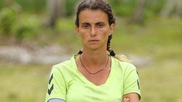 Şimdi de Survivor Pınar'ın eşi Erhan Seçkin sahalara çıktı fakat bu sefer bir yarışmacının yakınına değil, yarışmaya salladı.