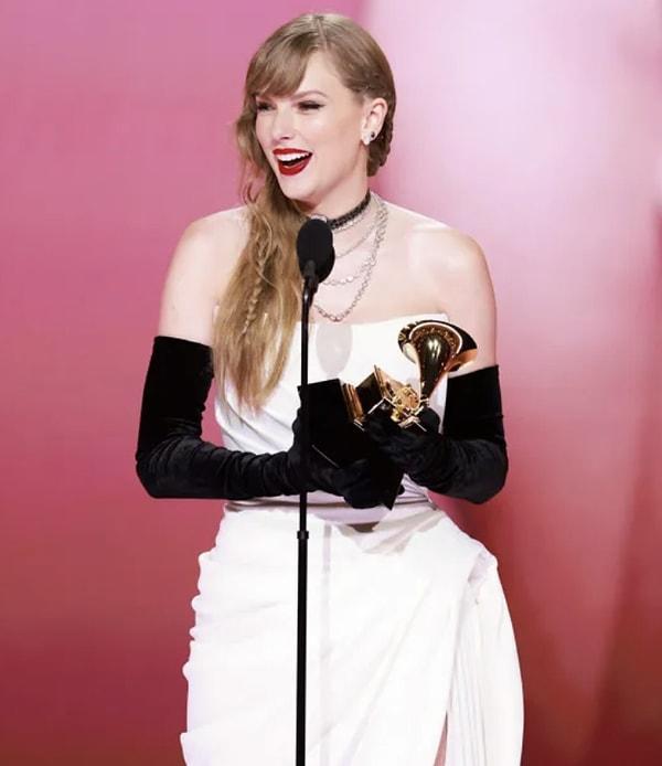 Taylor Swift Yılın Albümü ve En iyi pop vokal albümünü aldı, hayranları mutluluktan havalara uçtu.