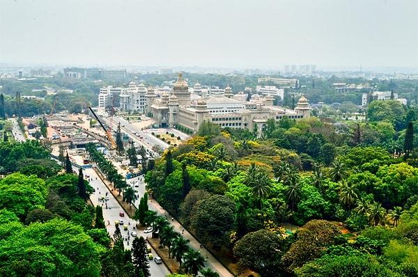 Gelişen teknoloji sektörü nedeniyle "Hindistan'ın Silikon Vadisi" olarak adlandırılan Bengaluru, şu anda yaklaşık 13.200 milyonere ev sahipliği yapıyor.