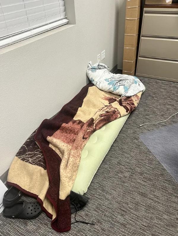 7. "Yorgun olduğumda benim ofise kurduğum düzenek". Şu herkesin evinde olan o battaniyeden koymuş bir de. 10/10 ortam.