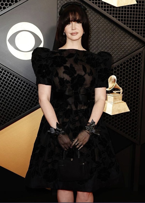 Güzel şarkıcı Lana Del Rey Grammy Ödül Töreninden eli boş dönse de hayranlarından "Grammyler senin getir götürünü yapar" tepkileri gecikmedi!