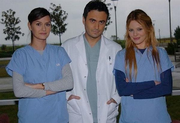 "Doktorlar" dizisinde Ela'nın kabusu oldu diyebileceğimiz Naz Elmas'ı tanıyanlarınız vardır.