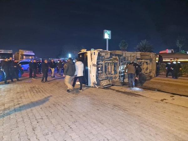 Kaza, Payas-Dörtyol arasında D91 karayolunda meydana geldi. Antakya ilçesine depremin yıl dönümü için göreve giden polis ekiplerini taşıyan midibüs, refüje çarpmasının ardından tırla çarpışarak devrildi.