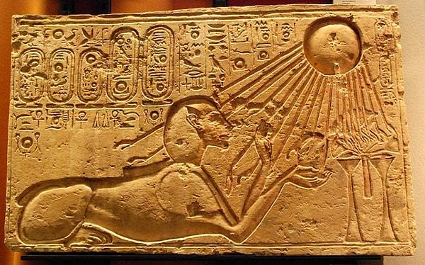 Paylaşımcı, eski Mısırlıların güneşin insana enerji verdiği sırrını kendisinin bildiğini ve tüm dünyadaki hükümetlerin bunu insanlardan sakladığını iddia ediyordu.