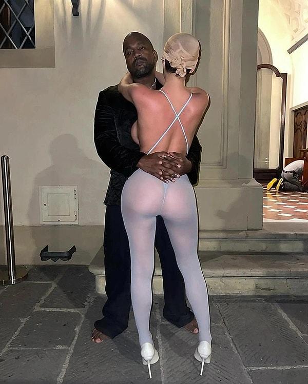 Bianca Censori ve Kanye West'in de birbirine karşı olan aşırı korumacı davranışları son zamanlarda epey bi' dikkat çeken konulardan bir tanesi. Kanye West, kendisine soru yönelten paparazziye saldırmış, ardından da soruyu soran kişile "Aptal." demişti.