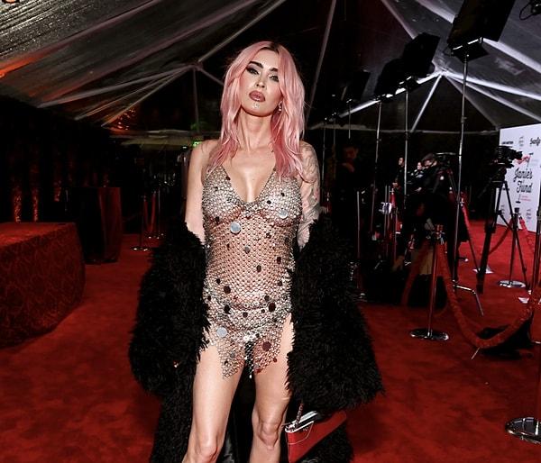 37 yaşındaki aktris, Pazar gecesi Jam for Janie Grammy Ödülleri İzleme Partisi'ne transparan bir zincirli elbise ile katılarak iddialı bir görünüm sergiledi.
