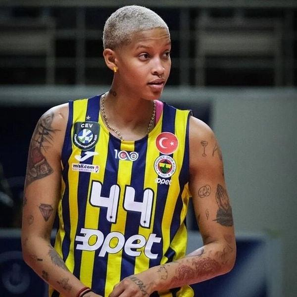 Fenerbahçe Opet Kadın Voleybol Takımınının en kıymetli isimlerinden bir tanesi olan Melissa Vargas cephesinde yeni bir gelişme yaşandı. Çin'de yaşadığı sakatlığı yüzünden forma giyemeyen milli pasör çaprazından sevindirici haber geldi.