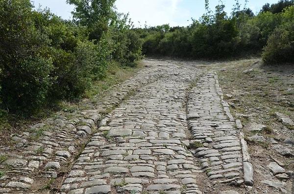 6. Galya'da yol kenarındaki bir kasaba olan Ambrussum'dan çıkan Roma döneminde döşenmiş bir yol üzerinde Roma savaş arabalarının bıraktıkları izler hala görülebilmektedir.