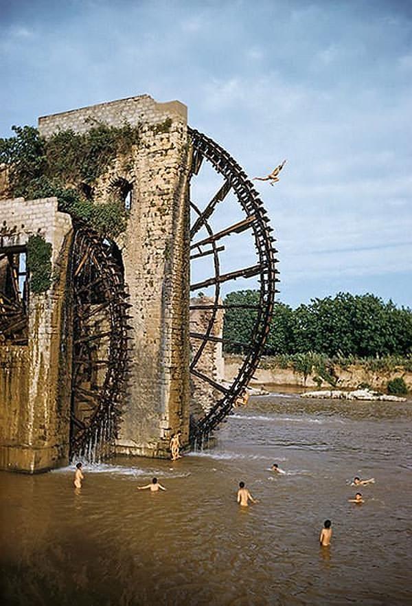 11. Hama Noriaları, Suriye'nin Hama kentindeki Asi Nehri boyunca sulama amaçlı kullanılan tarihi su toplama makineleridir. Orta çağ kökenleri ile neredeyse 500 yıl boyunca dünyanın en uzun su çarkları devasa boyutlarıyla dikkat çekiyorlar.