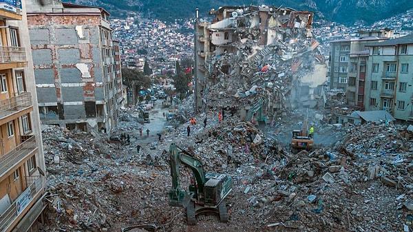 6 Şubat depremlerinin olağanüstü bir olay olduğuna dikkat çeken Prof. Dr. Ercan, ''Bu çok olağanüstü bir olay; bir kırık diğer kırığa gerginlik aktardı. Doğu Anadolu kırığına geçince olağanüstü bir durum gerçekleşti ve Doğu Anadolu kırığı harekete geçti ve Malatya'ya doğru gerginlik büyük bir hızla gitti. Malatya odaklı bir deprem yoktu ancak bu ili yıktı. Ondan sonra beklenmedik bir olay daha oldu. Bu kez Doğu Anadolu kırığından geri dönerken bu kez Kahramanmaraş'ı yıktı'' dedi.