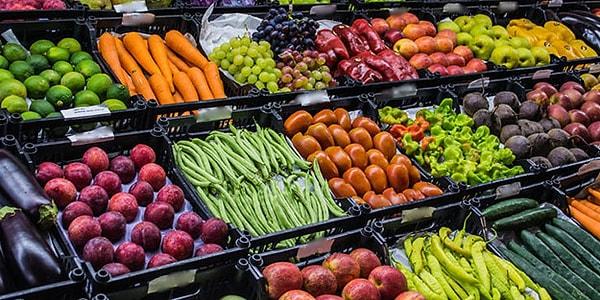 Vatandaşın enflasyondaki yükselişle en çok hissettiği ürün "gıda" oldu. Son 1 yılda dünyada gıda fiyatları yüzde 10,4 düşerken, Türkiye'deyse TÜİK'e göre bile yüzde 69,6 oranında yükseldi.