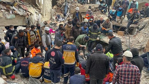 Gaziantep'teki bir depremde 51 kişinin hayatını kaybettiği ve yurt dışına kaçan iki müteahhit kardeşi temsil eden Avukat Prof. Dr. Ersan Şen, müvekkillerinin tutuklama emrinden dolayı korktuğunu belirtti ve bu emrin kaldırılmasını ya da güvence verilmesini talep etti.