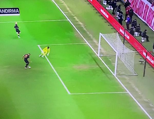Ofsayt pozisyonu olsa da Carlos Vinicius'un bu poziyonda topu kontrol edemeyin ağlarla buluşturamamasına gelen tepkiler şöyledi👇