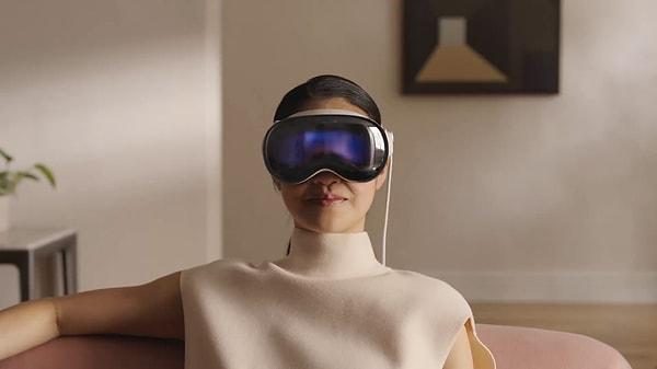 Apple'ın piyasaya sürdüğü yeni sanal gerçeklik gözlüğü Vision Pro, bazı kullanıcıların tepkisini çekti.