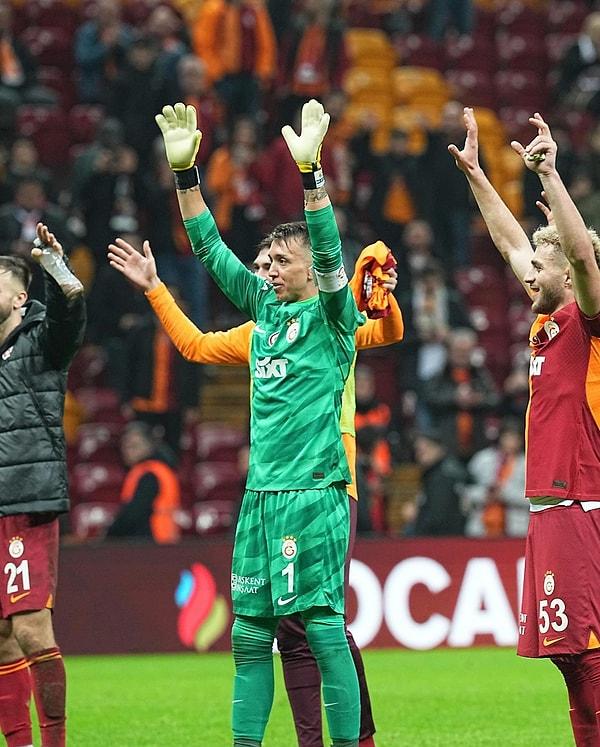 Fernando Muslera 2011 yılından beri Galatasaray'ın kalesini koruyor. Deneyimli kalecinin sözleşmesi ise 2024 Haziran ayında sona eriyor.