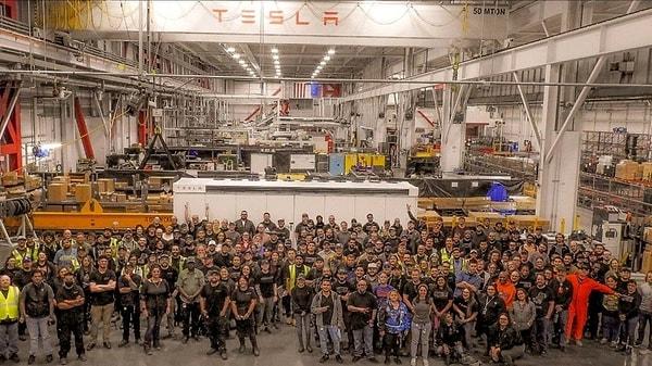 Daha öncesinde de çalışanların uzun süreler boyu çalışmaları gerektiğini düşündüğünü belirten açıklamalarıyla gündem olan Musk'ın, Tesla işçilerini şimdiden zorlu çalışma koşullarında alıştırdığını söylemek mümkün.