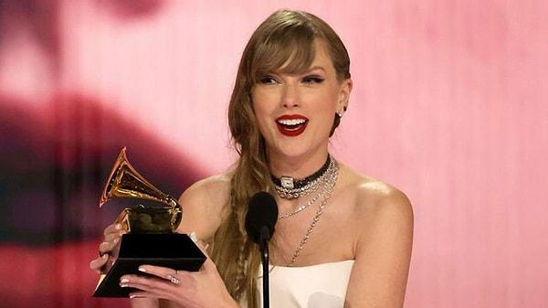 Son yılların en çok çok dinlenen sanatçısı Taylor Swift, şarkılarıyla ve özel hayatıyla gündemden hiç düşmüyor. Hatırlarsanız geçtiğimiz hafta Grammy Ödüllerine'de 4. kez Yılın Albümü ödülünü almış ve geceye damga vurmuştu.