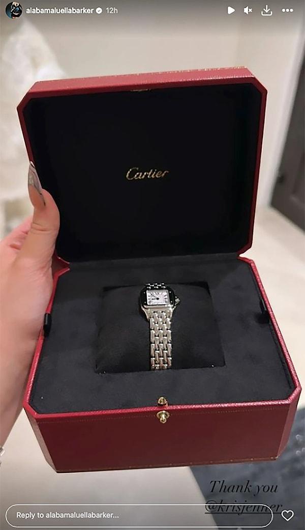 Bununla kalmayıp, Kris Jenner Alabama'ya 4,000 dolarlık gümüş bir Cartier saat hediye etti.