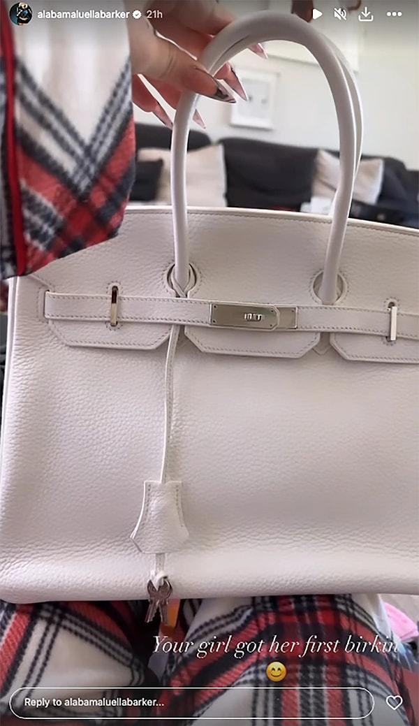 Travis'in eşi Kourtney Kardashian Alabama'ya 35 bin dolar değerindeki Hermès Birkin çantayı hediye etti. Barker çantayı kucağında tuttuğu paylaşıma  "Kızınız ilk Birkin'ini aldı ☺️” yazdı.